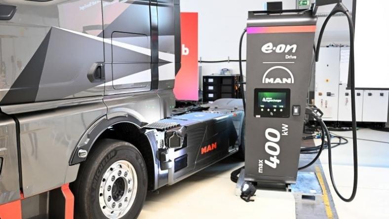 Heavy-duty electric truck connected to 400kW fleet charger