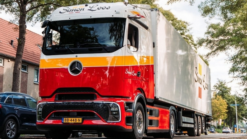 Simon Loos eActros 600 electric truck, front three-quarter view